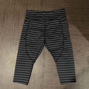 Zyia Active Black and White Stripe Light n Tight Hi-Rise Pocket Capri Leggings